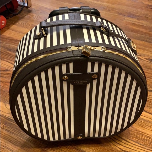 round luggage bags